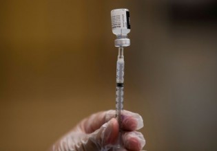 Λουκίδης – Οι υγειονομικοί πρέπει οπωσδήποτε να προτεραιοποιηθούν για τρίτη δόση εμβολίου
