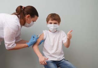 Κοροναϊός – Τέλος του χρόνου η αδειοδότηση για τον εμβολιασμό των παιδιών του Δημοτικού