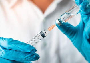 Κοροναϊός – Τα εμβόλια πιθανόν να χρειάζονται 3 δόσεις αντί για 2 για πλήρη ανοσοποίηση