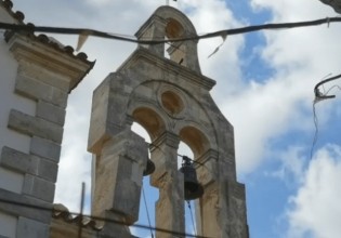 Κρήτη – Από μια «κλωστή» κρέμεται καμπαναριό εκκλησίας σε χωριό που «χτυπήθηκε» από τον σεισμό