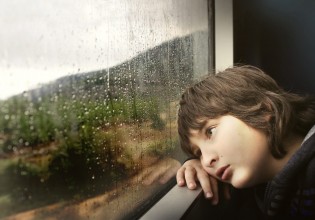 Κούραση, υπνηλία και αδυναμία συγκέντρωσης στο 4% των παιδιών μετά τον κοροναϊό