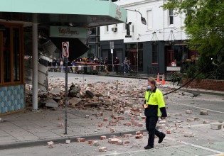 Αυστραλία – Οι στιγμές του σεισμού στη Μελβούρνη – Ζημιές σε κτίρια, αμηχανία και φόβος σε live εκπομπή