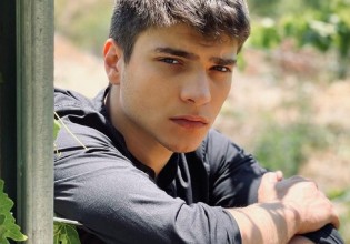 Διονύσης Παπανδρέου – Ο νεαρός πρωταγωνιστής της «Γης της Ελιάς» αποκαλύπτει πως έχει δεχτεί λεκτική βία