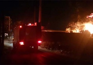 Αχαρνές – Τεράστια πυρκαγιά σε βιομηχανία – Πνίγεται στον μαύρο καπνό η περιοχή