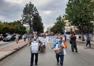 Θεσσαλονίκη – Κρεβάτια και τύμπανα στη συγκέντρωση της ΠΟΕΔΗΝ – Οι υγειονομικοί ξανά στους δρόμους