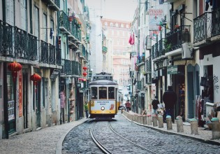 Πορτογαλία – Είχε ψυγεία για σορούς έξω από νοσοκομεία, τώρα είναι από τις πιο εμβολιασμένες χώρες παγκοσμίως