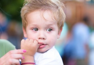 Το παιδί πιπιλάει το δάχτυλό του; 6 τρόποι να το βοηθήσετε να σταματήσει
