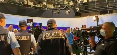 Σλοβενία - Αρνητές του κοροναϊου εισέβαλαν στο στούντιο της δημόσιας τηλεόρασης