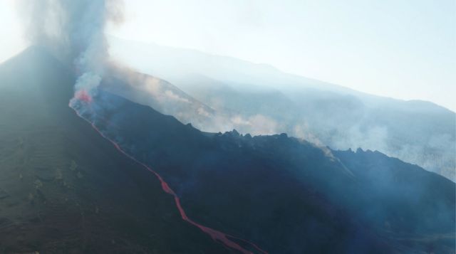 Λα Πάλμα - Άρχισε να εκλύει ξανά λάβα το ηφαίστειο Κούμπρε Βιέχα