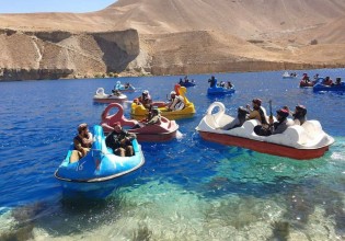 Ταλιμπάν – Μαχητές με όπλα διασκεδάζουν σε λίμνη με βαρκούλες σε σχήμα κύκνου – Απίστευτες εικόνες