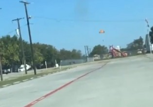 Τέξας – Βίντεο καταγράφει την πτώση πιλότου με αλεξίπτωτο σε συντριβή αεροσκάφους