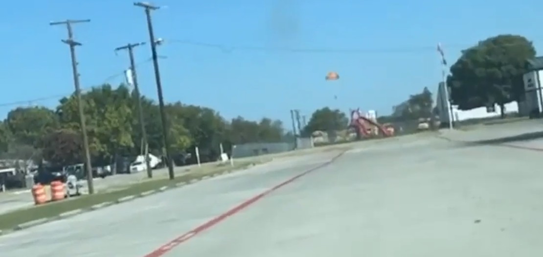 Τέξας - Βίντεο καταγράφει την πτώση πιλότου με αλεξίπτωτο σε συντριβή αεροσκάφους