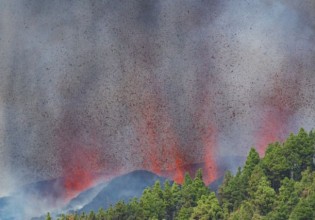 Εκρηξη ηφαιστείου – Στη Λα Πάλμα μεταβαίνει ο ισπανός πρωθυπουργός