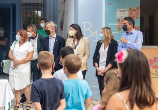 Σε σχολείο της Θεσσαλονίκης η Κεραμέως – Τι είπε στα παιδιά για τη νέα σχολική χρονιά