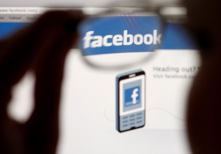 Facebook – Μετά το παγκόσμιο μπλακάουτ, η κατάθεση της πληροφοριοδότη