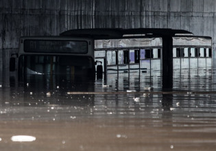 Κακοκαιρία «Μπάλλος» – Απίστευτη εικόνα – Λεωφορείο έχει καλυφθεί από το νερό