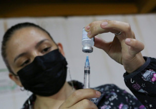 Νότια Αφρική – Ξεκίνησαν να εμβολιάζονται παιδιά και έφηβοι στην πιο «χτυπημένη» από τον ιό χώρα της ηπείρου