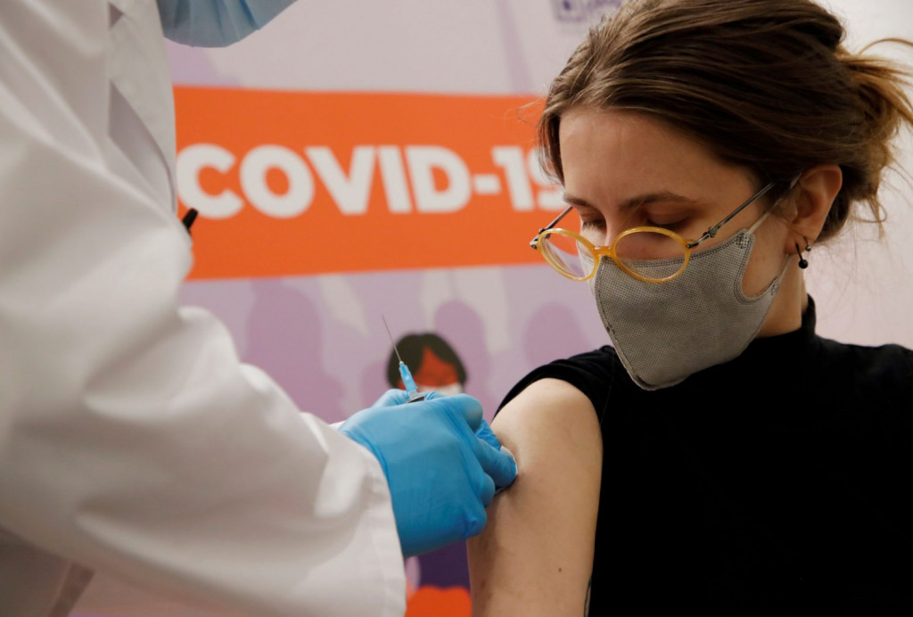 Κοροναϊός – Αν όλοι έκαναν το εμβόλιο, θα είχαμε 1 έως 5 θανάτους – Το υγειονομικό «φάουλ» των νέων μέτρων