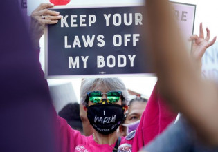 ΗΠΑ: Χιλιάδες στους δρόμους για το δικαίωμα στην έκτρωση – «Κάτω τα χέρια από τα σώματά μας»