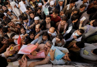 Αφγανιστάν – Εκατοντάδες έσπευσαν μάταια για να βγάλουν διαβατήριο – Κάποιοι ξυλοκοπήθηκαν [εικόνες]