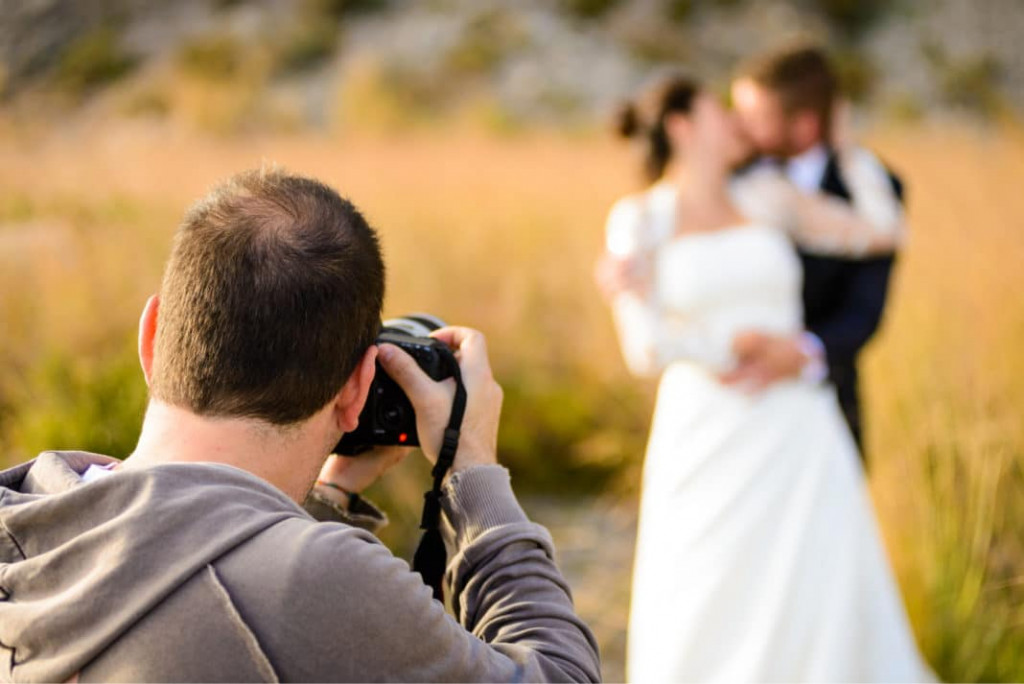 Φωτογράφος αποχώρησε έξαλλος από γάμο επειδή… δεν τον τάισαν