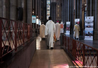 Καθολική εκκλησία – Σοκάρουν οι μαρτυρίες των θυμάτων – Το μήνυμα του Πάπα