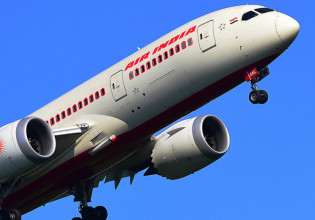 Air India – Αεροπλάνο «κόλλησε» κάτω από γέφυρα
