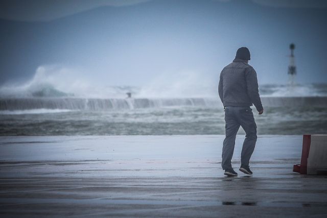 Ισχυροί άνεμοι και άνοδος της θερμοκρασίας την Κυριακή – Πού θα βρέξει