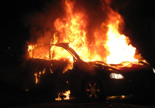 Αττική – Μπαράζ εμπρηστικών επιθέσεων τη νύχτα σε σταθμευμένα αυτοκίνητα