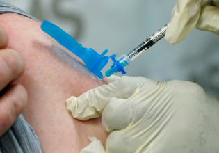 Κοροναϊός – Καμπάνια για τον εμβολιασμό – Μπαράζ SMS στα κινητά 450.000 ανεμβολίαστων