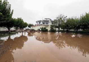 Κακοκαιρία «Μπάλλος» – Πλημμύρισαν σπίτια και δρόμοι στη Νότια Εύβοια – Έκκληση του δημάρχου Καρύστου προς τους πολίτες