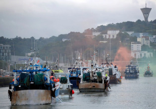 Βρετανία – Να βγάλει το Ναυτικό κατά των Γάλλων ψαράδων απειλεί ο υπουργός Άμυνας