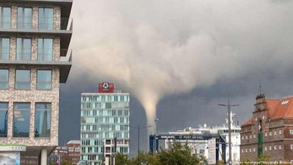 Τρόμος στη Γερμανία - Τυφώνας πέταξε ανθρώπους στη θάλασσα - Αδύνατον να προβλεφθεί