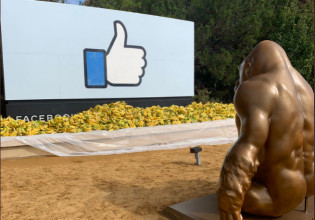 Facebook – Ένας δίμετρος μπρούτζινος γορίλας και… 10.000 μπανάνες έξω από τα γραφεία του κολοσσού