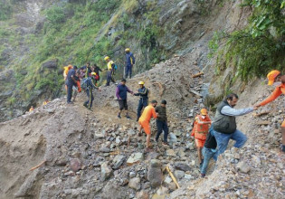 Ισχυρές βροχοπτώσεις σαρώνουν Ινδία και Νεπάλ – Τουλάχιστον 116 νεκροί από τις πλημμύρες και τις κατολισθήσεις