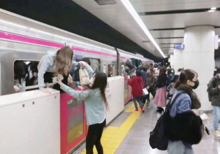 Ιαπωνία – Επίθεση με μαχαίρι και εύφλεκτο υγρό σε τρένο – Από τα παράθυρα έβγαιναν οι επιβάτες, 15 τραυματίες