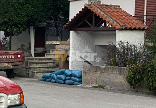 Κακοκαιρία «Μπάλλος» – Κάτοικοι στην Εύβοια οχυρώνουν τα σπίτια τους με λαμαρίνες και σακιά με άμμο