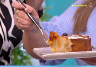 Ο Τίμος Ζαχαράτος μάς φτιάχνει κέικ με τσάι ροδάκινο και μαρμελάδα ροδάκινου