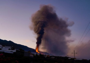 Λα Πάλμα – Έκρηξη ηφαιστείου – «Φούσκωσε» το ποτάμι της λάβας μετά την κατάρρευση μέρους του κρατήρα