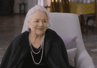 Μαίρη Λίντα – Τραγουδάει στο Γηροκομείο Αθηνών και ραγίζει καρδιές