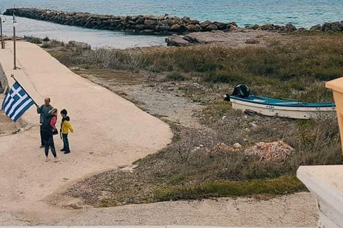 Μαθράκι – Ο 9χρονος Τάσος θα παρελάσει μόνος του με τη γαλανόλευκη σημαία