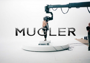 Mugler – Η δυναμική καμπάνια του οίκου «κλείνει» το μάτι στην νέα εποχή της μόδας και την Generation Z