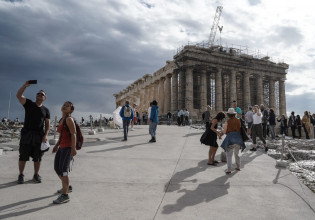 Κοροναϊός – Η αναζωπύρωση της πανδημίας έφερε… Τσιόδρα – Το παρασκήνιο της επιστροφής και τα ηχηρά μηνύματα