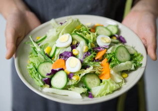 Τρεις φθινοπωρινές σαλάτες που θα σας χορτάσουν υγιεινά