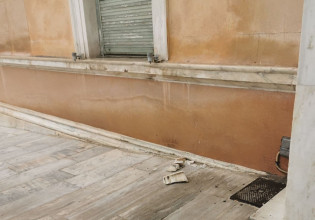 Η κακοκαιρία «Μπάλλος» χτύπησε και τη Βουλή – Ζημιές στο κτίριο – Έπεσε μάρμαρο 150 ετών