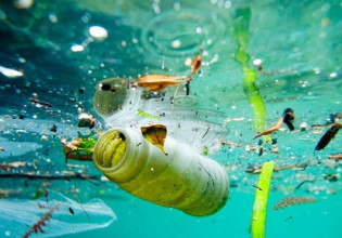 Χιλιάδες τόνοι πλαστικών πνίγουν τη Μεσόγειο