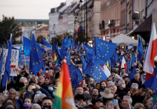 Πολωνία – Χιλιάδες στους δρόμους για να μείνει η χώρα στην ΕΕ