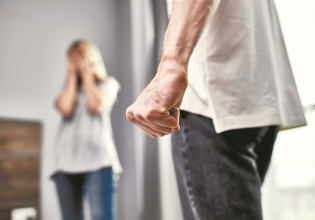 Εκτόξευση των καταγγελιών για ενδοοικογενειακή βία – Αυστηρές εντολές στην ΕΛ.ΑΣ