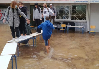Νέα Φιλαδέλφεια – Ανοίγει πάλι το σχολείο που πλημμύρισε και οι μαθητές έκαναν τα θρανία… γέφυρα διαφυγής