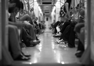 ΗΠΑ – Βίαζε γυναίκα σε συρμό του μετρό και οι επιβάτες τραβούσαν βίντεο